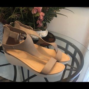 Kenneth Cole sandals wedge so 😍 never worn